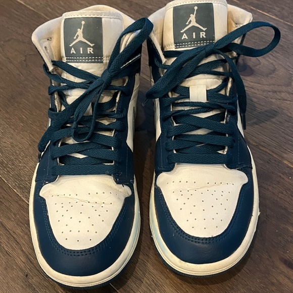 Women’s Nike Air Jordan 1 Mid Sneakers - Picture 1 of 7